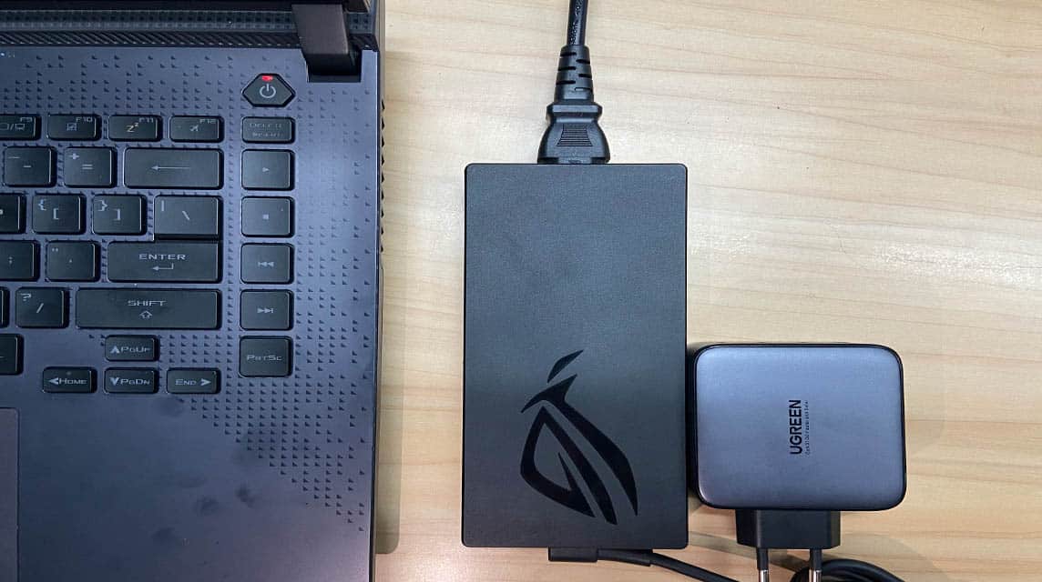 Comparison of ROG and Ugreen GaN x 100W laptop charger sizes