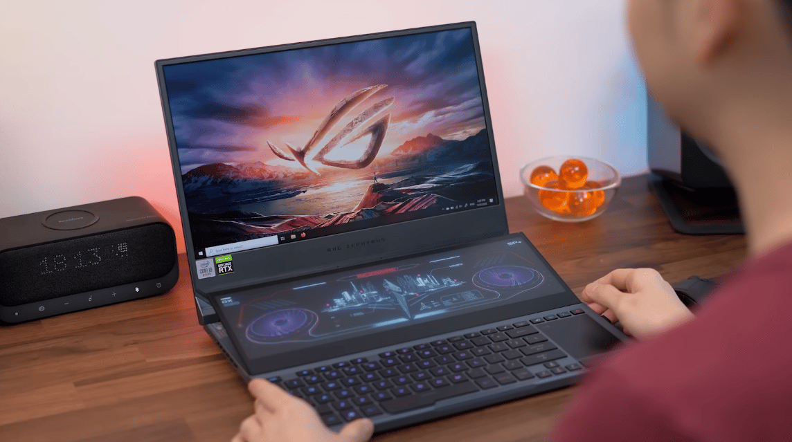 华硕 ROG Zephyrus Duo 16 游戏笔记本电脑。